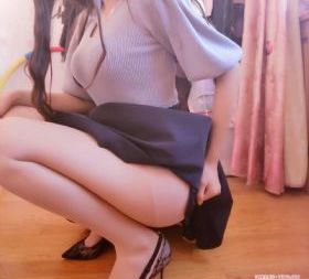 娇妻在客厅被朋友玩得呻吟h文_1080神马在线观看